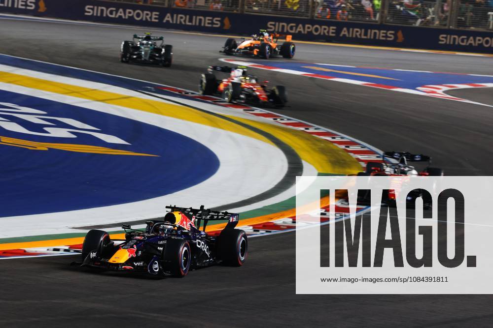03 VERSTAPPEN Max (NLD), Red Bull Racing Ford RB22, in action in Singapore 2026 81 PIASTRI Oscar (AUS), McLaren F1 Team MCL40, in action 01 NORRIS Lando (GBR), McLaren F1 Team MCL40, in action in Singapore 2026 Singapore