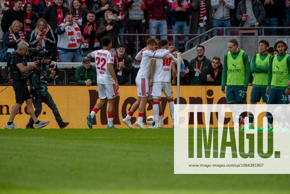 The team celebrating after the 1-0 victory, 1. FC Köln vs. Borussia Mönchengladbach, soccer, Bundesliga 1, Matchday 5, October 11, 2026. DFB and DFL regulations prohibit any use of photographs as image sequences and or quasi-video. Cologne, North Rhine-Westphalia, Germany
