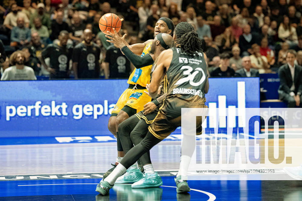 Justin Kier 1, MHP Riesen Ludwigsburg, with DeJour Reaves 3, Basketball Löwen Braunschweig, and Chip Flanigan 30, Basketball Löwen Braunschweig, GER; Basketball Löwen Braunschweig vs. MHP Riesen Ludwigsburg, Basketball, easyCredit BBL, Week 3, 2026–27 season, October 11, 2026 GER, Basketball Löwen Braunschweig vs. MHP Riesen Ludwigsburg, Basketball, easyCredit BBL, Week 3, 2026–27 season, October 11, 2026, Braunschweig