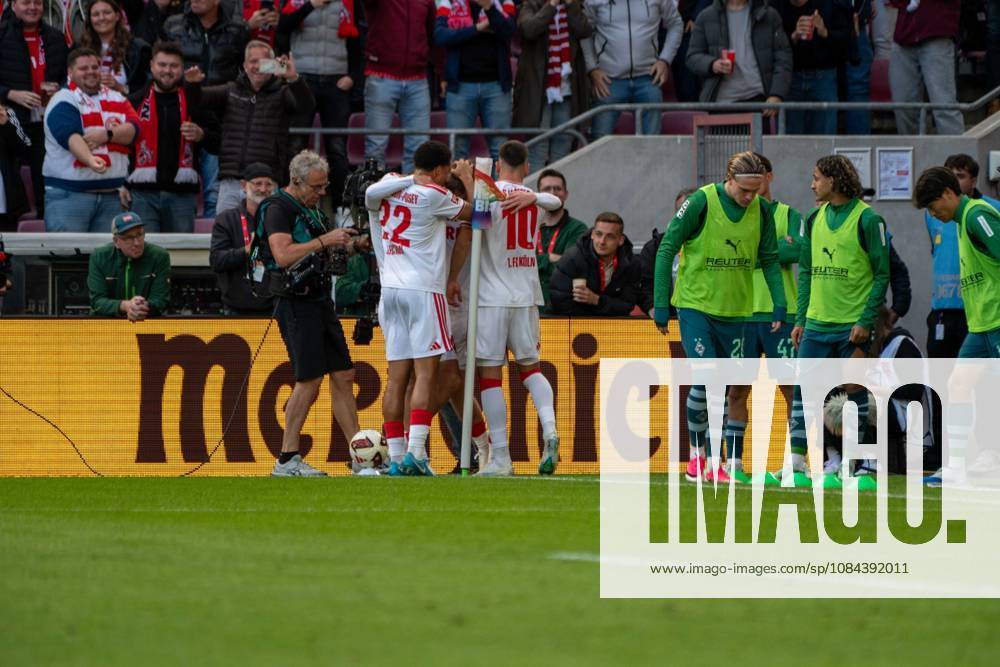 The team celebrating after the 1-0 victory, 1. FC Köln vs. Borussia Mönchengladbach, soccer, Bundesliga 1, Matchday 5, October 11, 2026. DFB and DFL regulations prohibit any use of photographs as image sequences and or quasi-video. Cologne, North Rhine-Westphalia, Germany