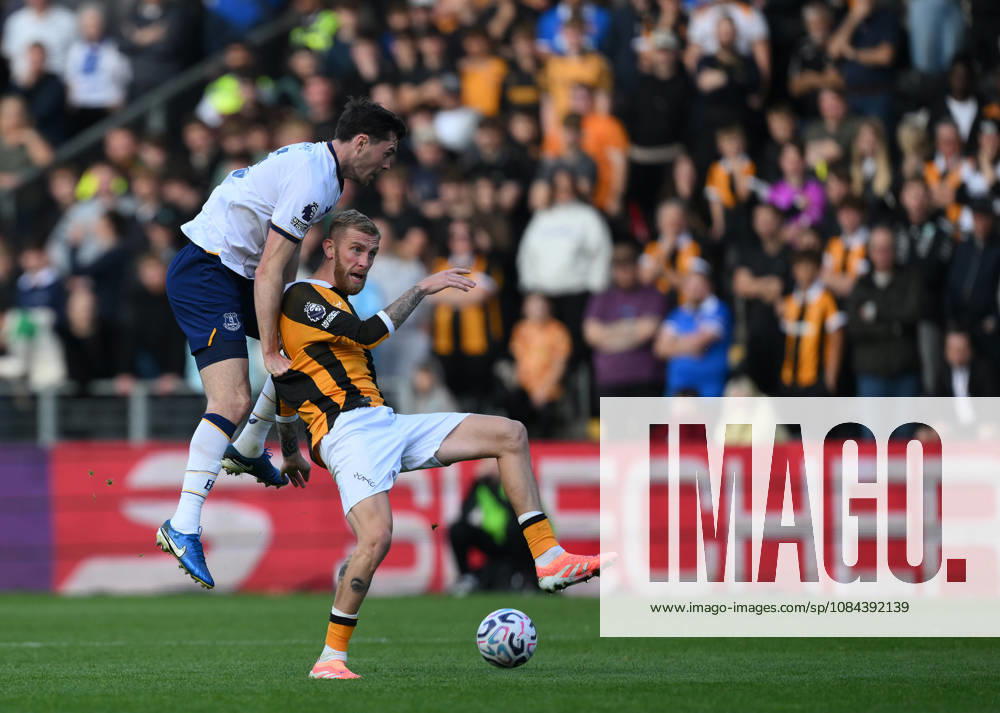 Hull City v Everton Premier League Hull City s Oli McBurnie (right) and Everton s Michael Keane battle for the ball during the Premier League match at the MKM Stadium, Hull 11 10 2026 UK Newspapers OUT