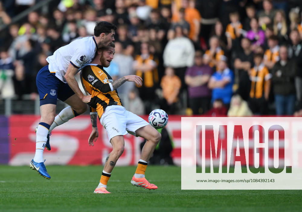 Hull City v Everton Premier League Hull City s Oli McBurnie (right) and Everton s Michael Keane battle for the ball during the Premier League match at the MKM Stadium, Hull 11 10 2026 UK Newspapers OUT
