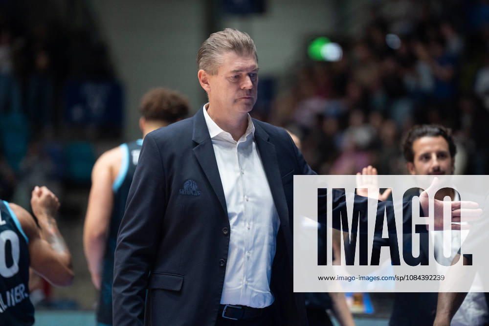 Basketball easyCredit BBL Bundesliga, Frankfurt Skyliners vs. Veolia Towers Hamburg, Klaus Perwas, Head Coach of the Frankfurt Skyliners, Frankfurt am Main