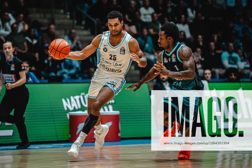 easyCredit BBL Bundesliga Basketball, Frankfurt Skyliners vs. Veolia Towers Hamburg, Kenneth Ogbe (Veolia Towers Hamburg), Isaiah Swope (Frankfurt Skyliners), Frankfurt am Main
