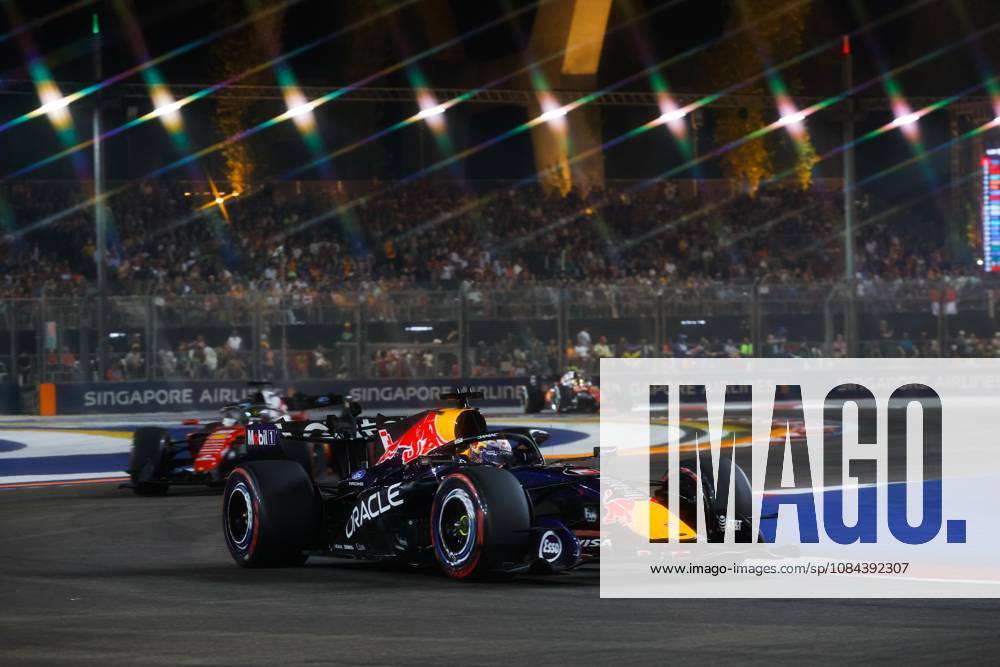 03 VERSTAPPEN Max (NLD), Red Bull Racing Ford RB22, in action in Singapore 2026 81 PIASTRI Oscar (AUS), McLaren F1 Team MCL40, in action 01 NORRIS Lando (GBR), McLaren F1 Team MCL40, in action in Singapore 2026 Singapore