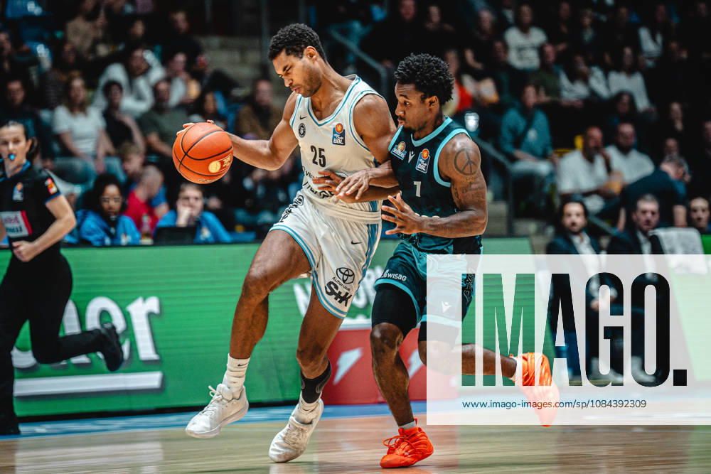 easyCredit BBL Bundesliga Basketball, Frankfurt Skyliners vs. Veolia Towers Hamburg, Kenneth Ogbe (Veolia Towers Hamburg), Isaiah Swope (Frankfurt Skyliners), Frankfurt am Main
