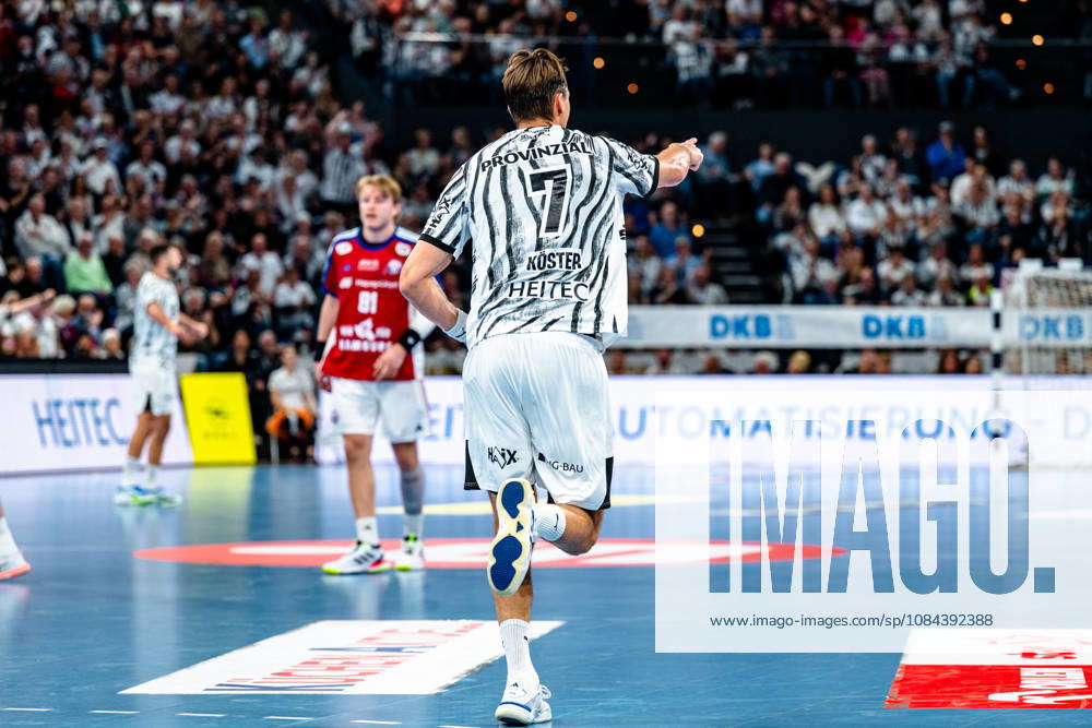 Opel HBL Handball, THW Kiel vs. Handball Club Hamburg, l Julian Köster (Kiel), 7 Cheering, Goal celebration, celebrating the goal, celebration (Kiel)