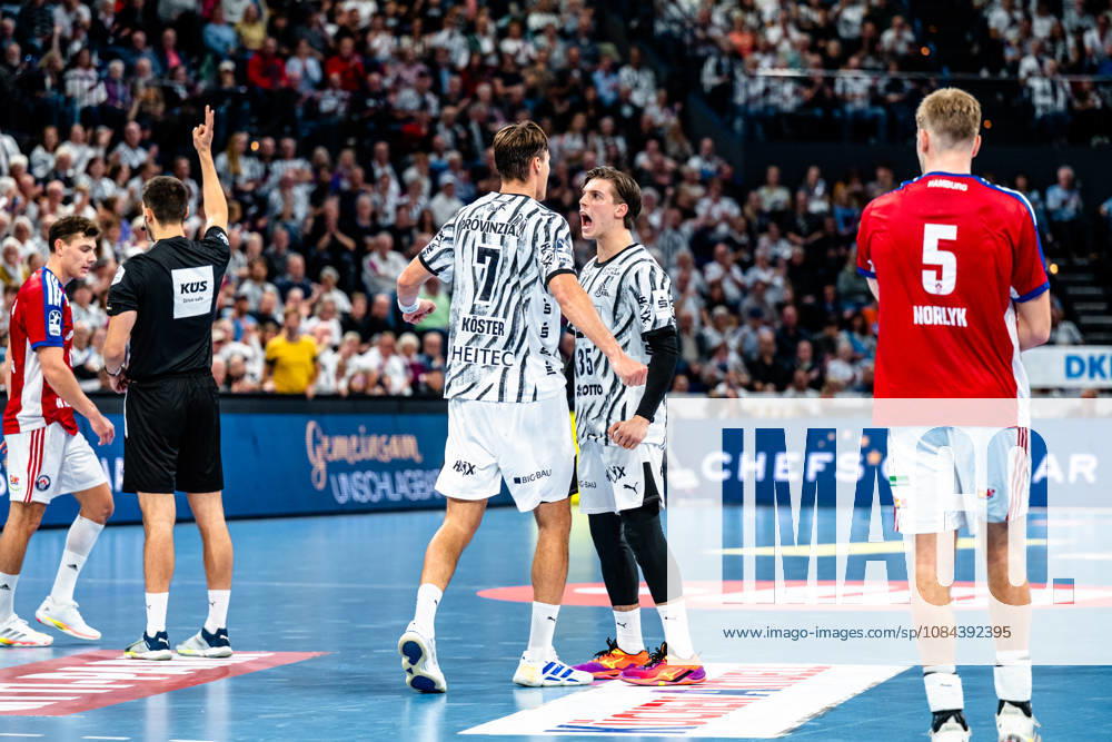 Opel HBL Handball, THW Kiel vs. Handball Club Hamburg, from left: Nicolaj Jorgensen (Handball Club Hamburg), 11, Julian Köster, Kiel, 7, Domen Makuc, Kiel, 35, celebrating for two minutes, Oliver Norlyk, Handball Club Hamburg, 5, Kiel