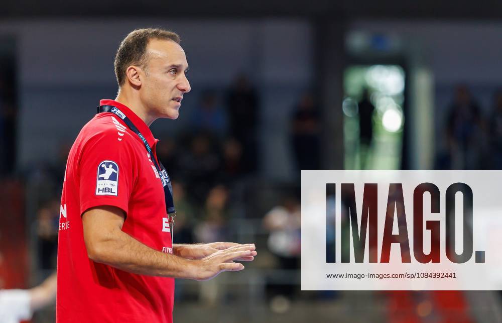 Handball 1st Bundesliga OPEL HBL 2026–2027 Season, Matchday 8: HC Erlangen (Nuremberg Metropolitan Region) vs. HCE MT Melsungen Women’s Team Roberto Garcia Parrondo, coach of MT Melsungen, signals, gestures, and directs the play instructions