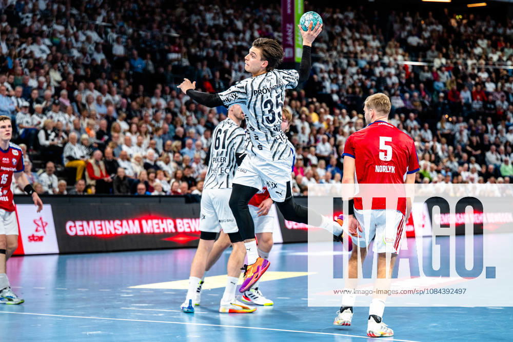 Opel HBL Handball, THW Kiel vs. Handball Club Hamburg, from left: Domen Makuc (Kiel), 35, shooting, in action, throwing at Kiel