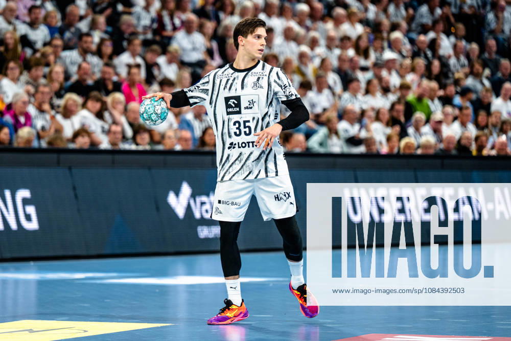 Opel HBL Handball, THW Kiel vs. Handball Club Hamburg, from left: Domen Makuc (Kiel), 35 with the ball, playing the ball, cutout, single frame, full-body shot (Kiel)