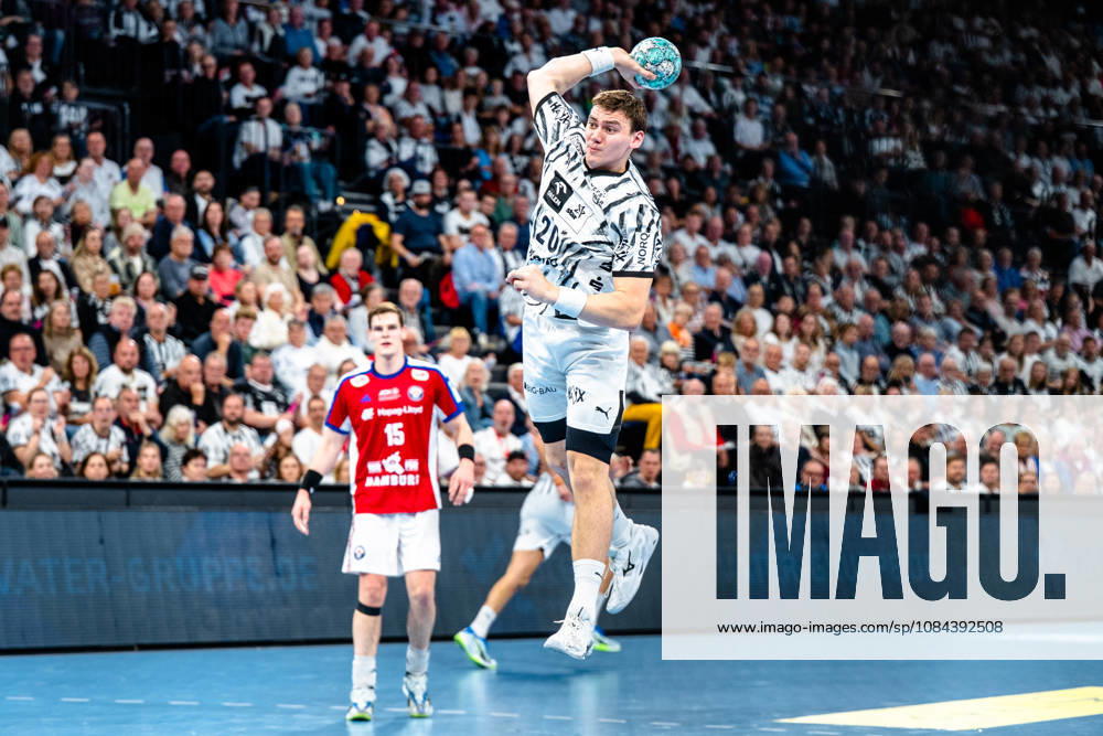 Opel HBL Handball, THW Kiel vs. Handball Club Hamburg; left: Lukas Laube (Kiel), taking a shot, in action, throwing at Kiel