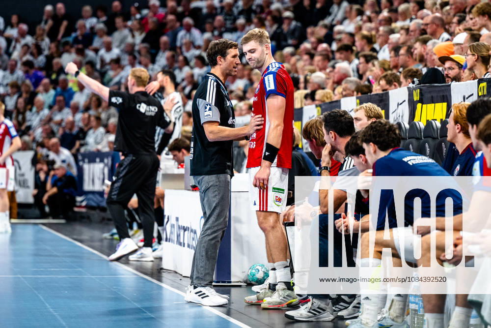 Opel HBL Handball, THW Kiel vs. Handball Club Hamburg; Torsten Jansen, Handball Club Hamburg, Coach; Oliver Norlyk, Handball Club Hamburg; 5 in conversation, Kiel