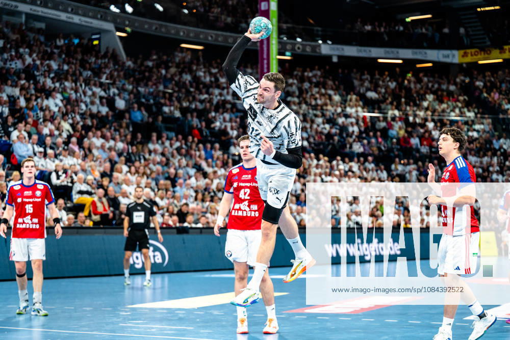 Opel HBL Handball, THW Kiel vs. Handball Club Hamburg, left: Hendrik Pekeler (Kiel), 61, taking a shot, in action, throwing (Kiel)