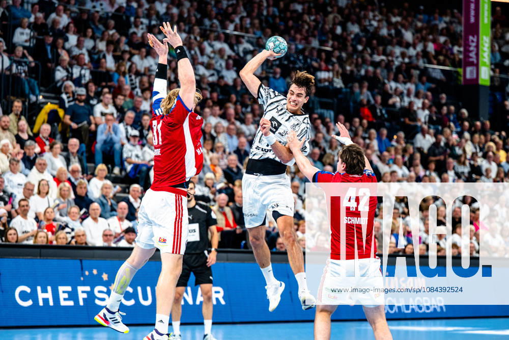 Opel HBL Handball, THW Kiel vs. Handball Club Hamburg, from left: Martin Hovde (Handball Club Hamburg), 81, Julian Köster (Kiel), 7 (shooting), in action, throwing, Jan Christian Schmidt (Handball Club Hamburg), 42 (Kiel)