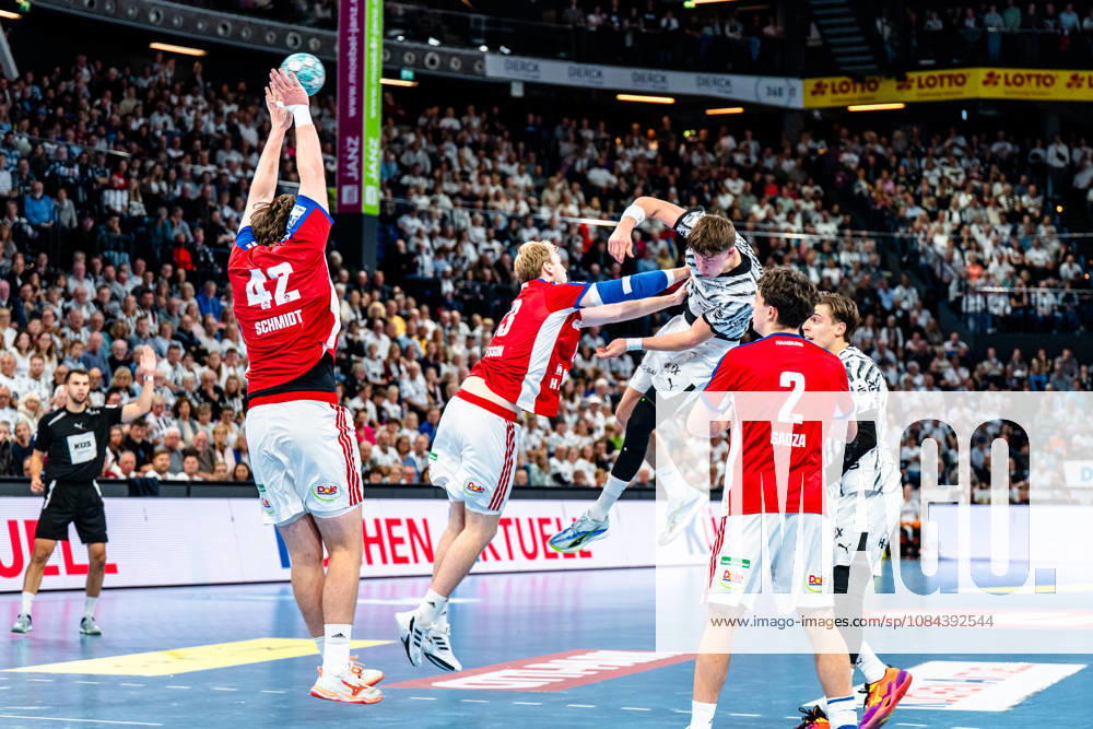 Opel HBL Handball, THW Kiel vs. Handball Club Hamburg: Jan Christian Schmidt (Handball Club Hamburg), 42; Einar Olafsson (Handball Club Hamburg), 23; Rasmus Ankermann (Kiel), 22, taking a shot, in action, throwing, Toma Gadza, Handball Club Hamburg, 2, Domen Makuc, Kiel, 35, Kiel