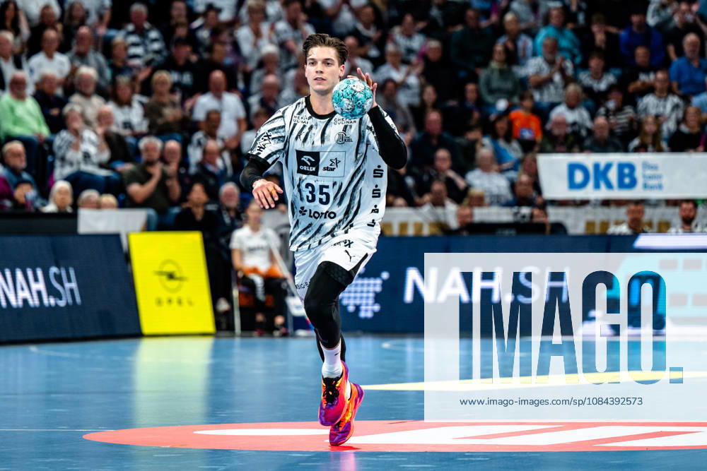 Opel HBL Handball, THW Kiel vs. Handball Club Hamburg, from left: Domen Makuc (Kiel), 35 on the ball, plays the ball, one-on-one, duel, battle, tackle (Kiel)