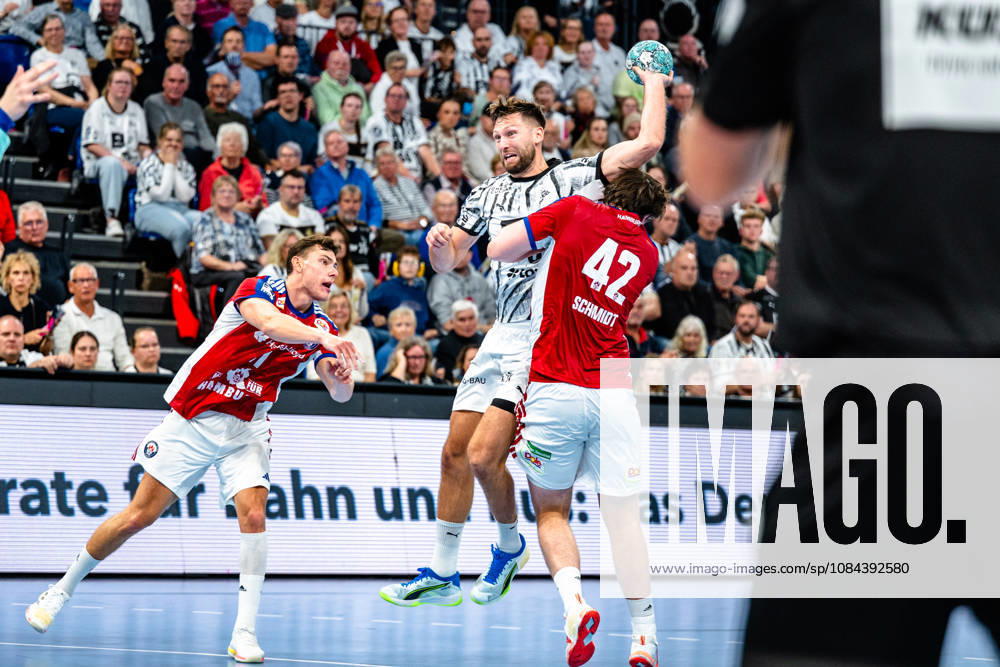 Opel HBL Handball, THW Kiel vs. Handball Club Hamburg, l Nicolaj Jorgensen, Handball Club Hamburg, 11, Harald Reinkind, Kiel, 6 on a shot, in action, throwing, Jan Christian Schmidt, Handball Club Hamburg, 42, tackle, duel, battle, Kiel