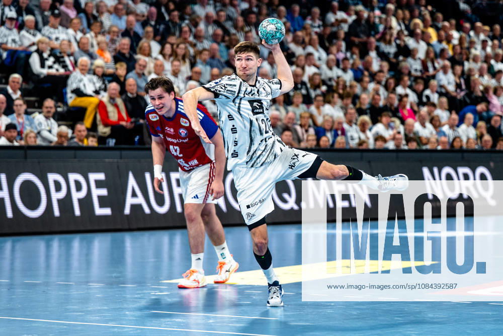 Opel HBL Handball, THW Kiel vs. Handball Club Hamburg; Lukas Zerbe (Kiel), 24 on a penalty throw for Kiel