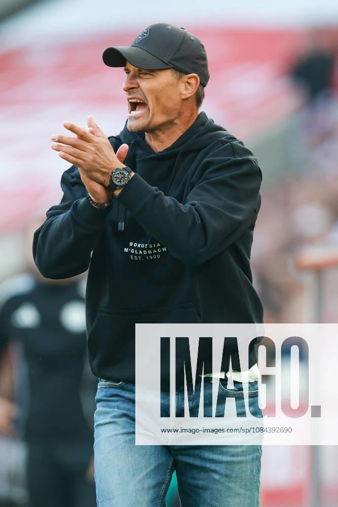 1 Bundesliga 26 27 1 FC Cologne vs. Borussia Mönchengladbach on October 11, 2026, at the RheinEnergieSTADION in Cologne Coach Alexander Blessin Mönchengladbach is satisfied, clapping, clapping, applause, applauding MH