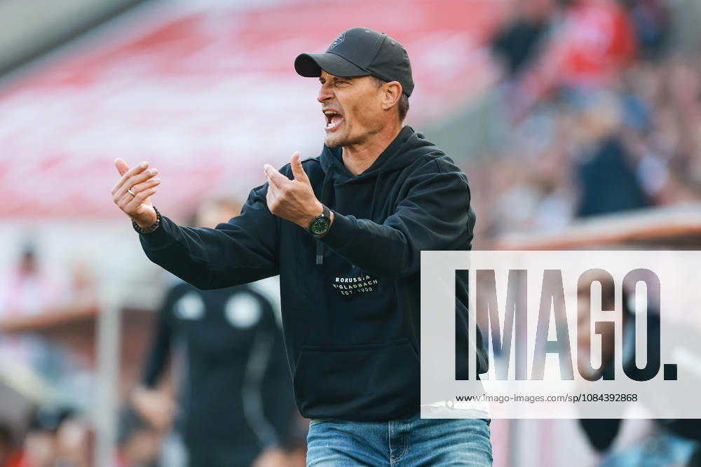 1 Bundesliga 26 27 1 FC Cologne vs. Borussia Mönchengladbach on October 11, 2026, at the RheinEnergieSTADION in Cologne. Coach Alexander Blessin of Mönchengladbach shouts out instructions. MH