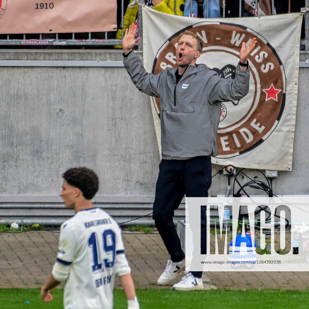 Maximilian Senft, Coach, KSC Germany, Hamburg, Millerntor Stadium, Soccer, 2. Bundesliga, FC St. Pauli, Karlsruher SC