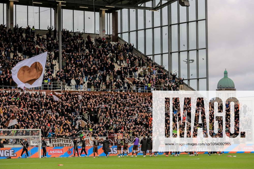 The St. Pauli team celebrates their victory in front of the North Stand Germany, Hamburg, Millerntor Stadium, soccer, 2. Bundesliga, FC St. Pauli, Karlsruher SC