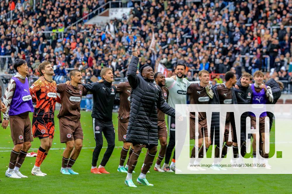 Abdoulie Ceesay Pauli s team celebrates the winning goal; he dances in front of the South Stand. Germany, Hamburg, Millerntor Stadium, soccer, 2. Bundesliga, FC St. Pauli, Karlsruher SC