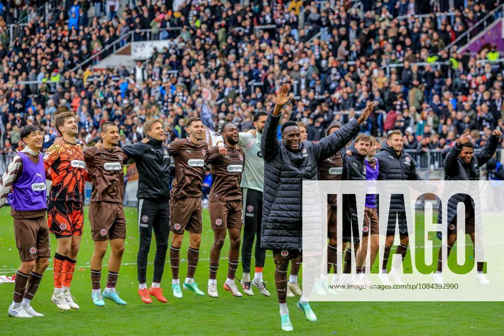 Abdoulie Ceesay Pauli s team celebrates the winning goal; he dances in front of the South Stand. Germany, Hamburg, Millerntor Stadium, soccer, 2. Bundesliga, FC St. Pauli, Karlsruher SC