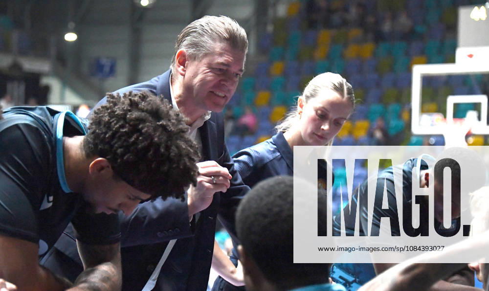 Basketball easyCredit BBL Bundesliga, Frankfurt Skyliners vs. Veolia Towers Hamburg; Coach Klaus Perwas, Head Coach, Fraport Skyliners Frankfurt; facial expressions, gestures, emotion; giving instructions; energetic; focused; Frankfurt am Main