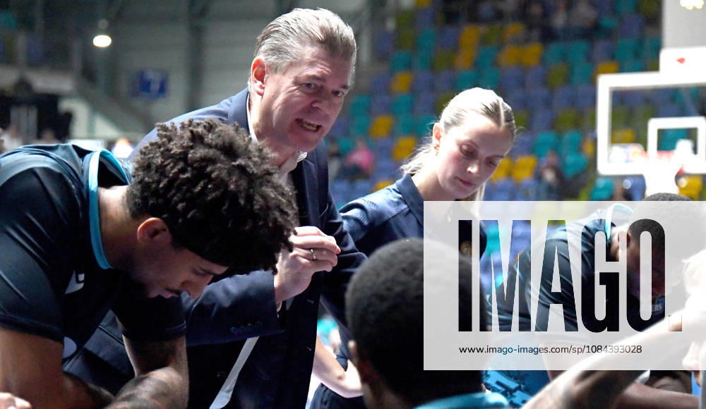Basketball easyCredit BBL Bundesliga, Frankfurt Skyliners vs. Veolia Towers Hamburg; Coach Klaus Perwas, Head Coach, Fraport Skyliners Frankfurt; facial expressions, gestures, emotion; giving instructions; energetic; focused; Frankfurt am Main