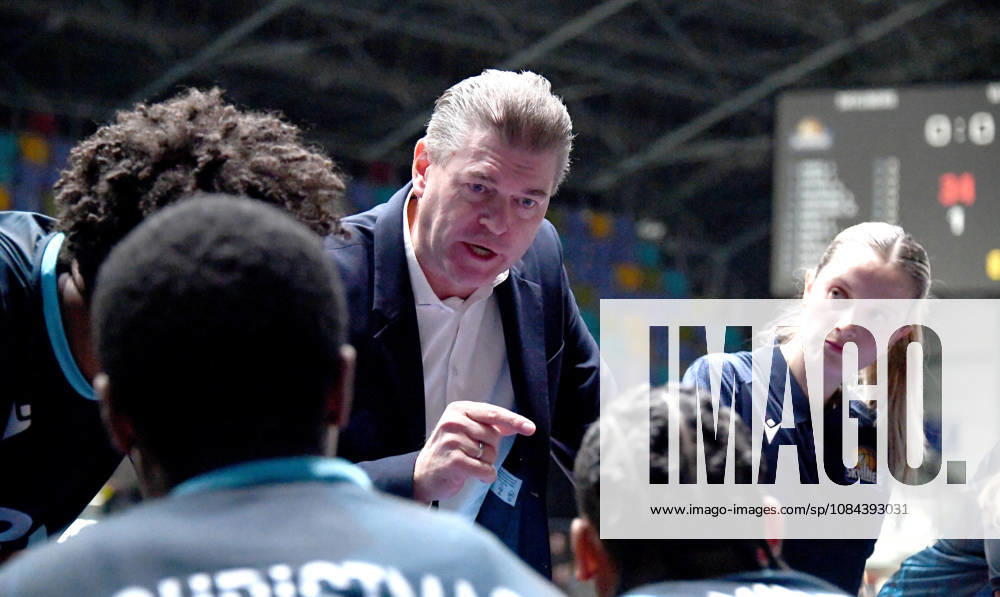 Basketball easyCredit BBL Bundesliga, Frankfurt Skyliners vs. Veolia Towers Hamburg; Coach Klaus Perwas, Head Coach, Fraport Skyliners Frankfurt; facial expressions, gestures, emotion; giving instructions; energetic; focused; Frankfurt am Main