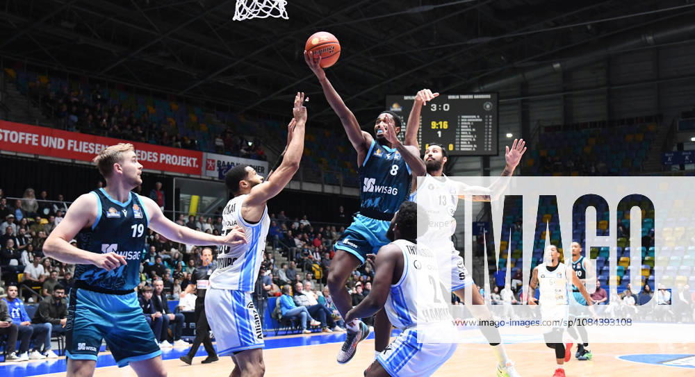 Basketball easyCredit BBL Bundesliga, Frankfurt Skyliners vs. Veolia Towers Hamburg: William Christmas (Fraport Skyliners Frankfurt), Till Pape (Fraport Skyliners Frankfurt), David Muenkat (Veolia Towers Hamburg), Noah Thomasson, Veolia Towers Hamburg; Martin Breunig, Veolia Towers Hamburg; shot, matchup, duel, Frankfurt am Main