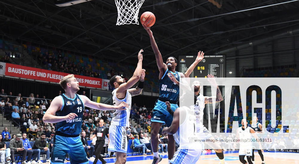 Basketball easyCredit BBL Bundesliga, Frankfurt Skyliners vs. Veolia Towers Hamburg: William Christmas (Fraport Skyliners Frankfurt), Till Pape (Fraport Skyliners Frankfurt), David Muenkat (Veolia Towers Hamburg), Noah Thomasson, Veolia Towers Hamburg; Martin Breunig, Veolia Towers Hamburg; shot, matchup, duel, Frankfurt am Main