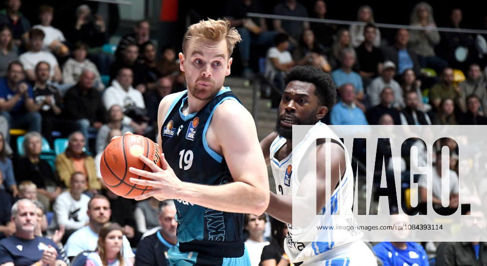 Basketball easyCredit BBL Bundesliga, Frankfurt Skyliners vs. Veolia Towers Hamburg, Till Pape (Fraport Skyliners Frankfurt), Noah Thomasson (Veolia Towers Hamburg), Head-to-head matchup, Frankfurt am Main