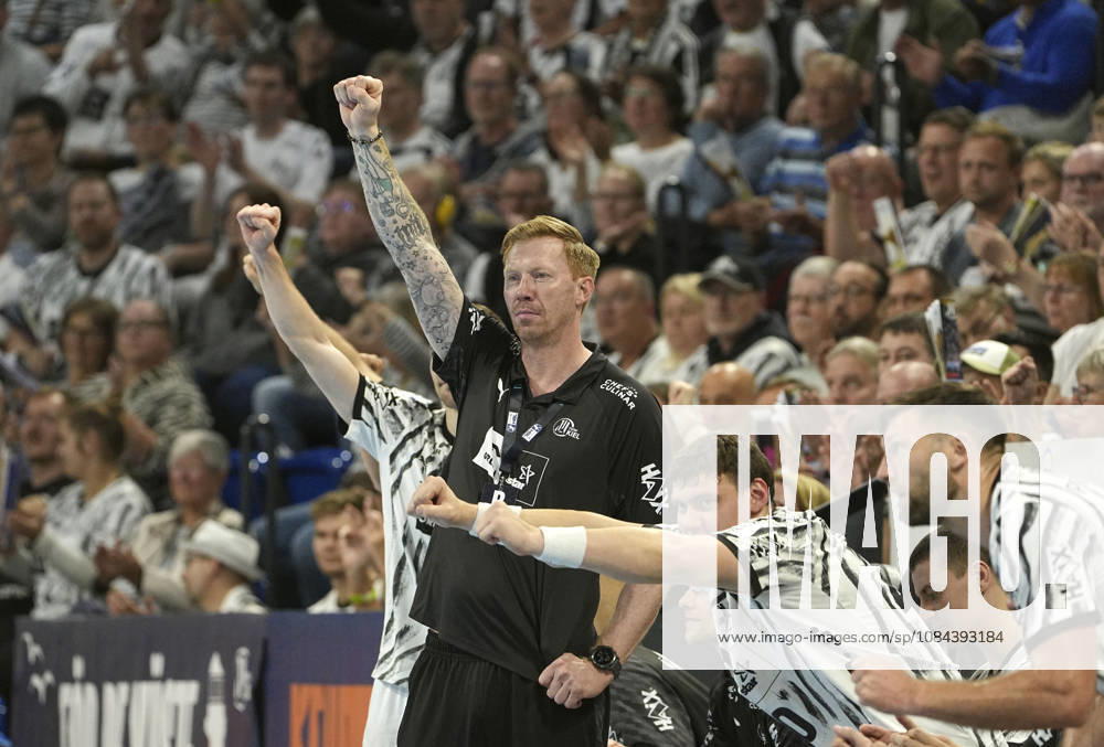 Photo: THW players celebrating after the final whistle; pictured here is Kiel s coach, Börge LUND. Men s Handball 1st Bundesliga, Matchday 8, Sunday, October 11, 2026: THW Kiel vs. HCH Hamburg