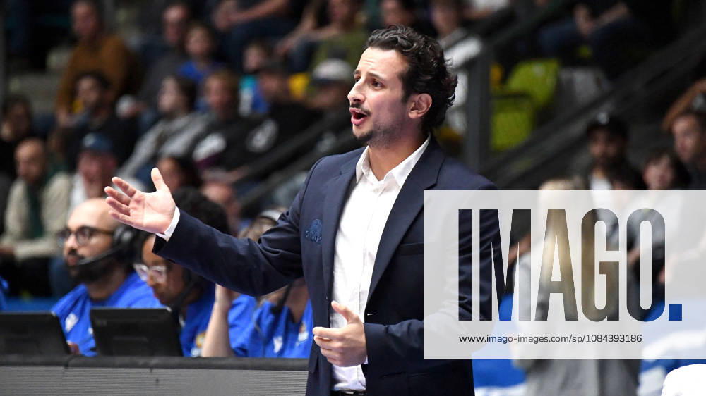 Basketball easyCredit BBL Bundesliga, Frankfurt Skyliners vs. Veolia Towers Hamburg, Sepehr Tarrah, Fraport Skyliners Frankfurt, facial expressions, body language, emotion, instructions, Frankfurt am Main
