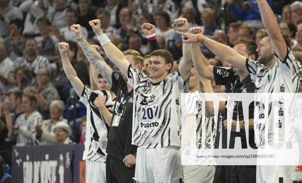 Photo: THW players celebrating after the final whistle; Lukas LAUBE in the center. Men s Handball 1st Bundesliga, Matchday 8, Sunday, October 11, 2026: THW Kiel vs. HCH Hamburg