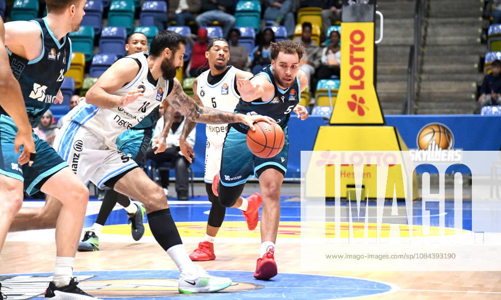 Basketball easyCredit BBL Bundesliga, Frankfurt Skyliners vs. Veolia Towers Hamburg, Race Thompson (Fraport Skyliners Frankfurt), Martin Breunig (Veolia Towers Hamburg), head-to-head matchup, Frankfurt am Main