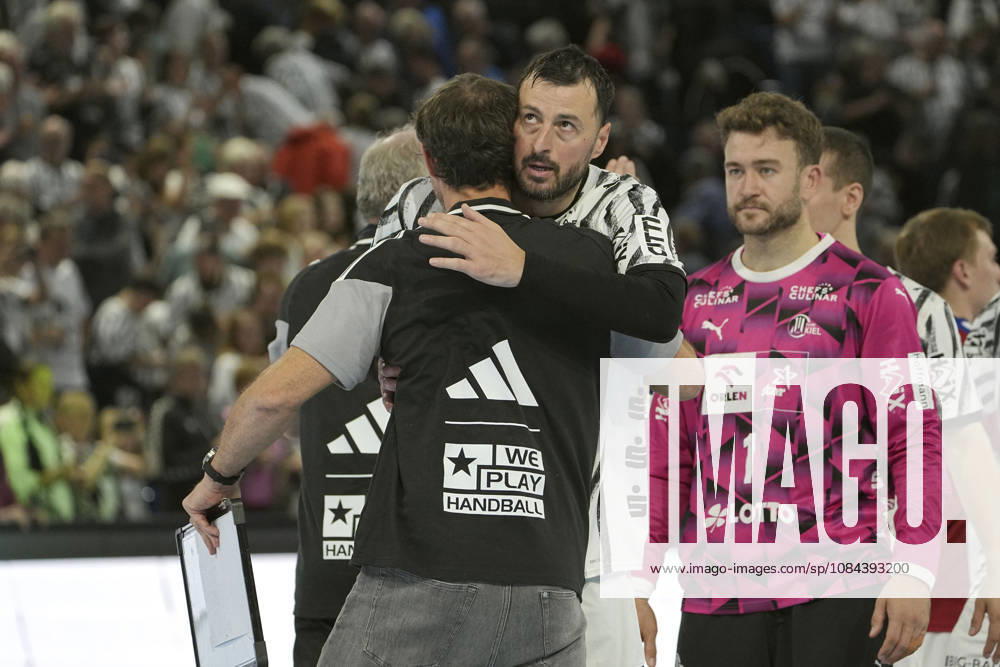 Photo: Domagoj Duvnjak of Kiel and Hamburg coach Torsten Toto Jansen consoling each other after the final whistle. Men s Handball 1st Bundesliga, Matchday 8, Sunday, October 11, 2026: THW Kiel vs. HCH Hamburg