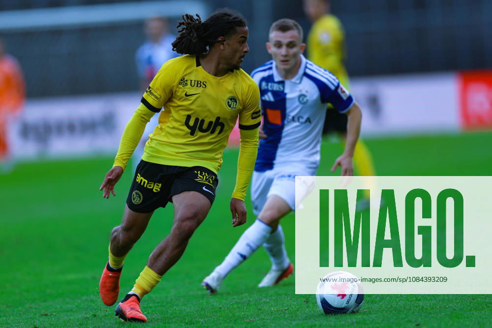 GC Zurich vs. BSC Young Boys, Brack Super League, October 11, 2026; Isaac Schmidt, 22, BSC Young Boys, left, and Samuel Krasniqi, 17, Grasshopper Club Zurich, in the Brack Super League match between Grasshopper Club Zurich (GCZ) and BSC Young Boys (YB) on October 11, 2026, at Letzigrund Stadium in Zurich, Switzerland. Zurich, Letzigrund Stadium, Zurich, Switzerland