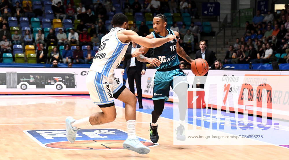 Basketball easyCredit BBL Bundesliga, Frankfurt Skyliners vs. Veolia Towers Hamburg, Judah Mintz (Fraport Skyliners Frankfurt), David Muenkat (Veolia Towers Hamburg), Head-to-head matchup, Frankfurt am Main