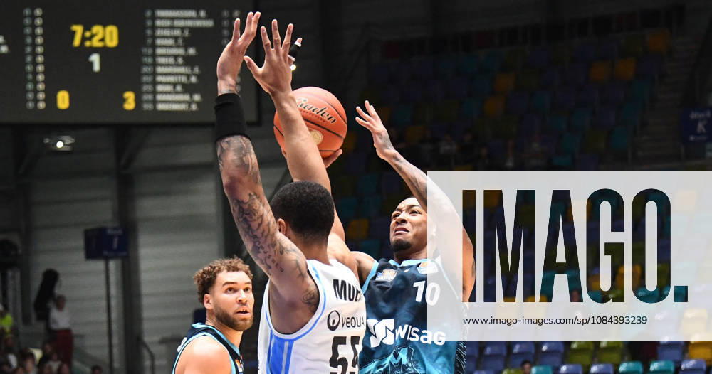 Basketball easyCredit BBL Bundesliga, Frankfurt Skyliners vs. Veolia Towers Hamburg: Judah Mintz (Fraport Skyliners Frankfurt), David Muenkat (Veolia Towers Hamburg), shot, matchup, duel, block, Frankfurt am Main