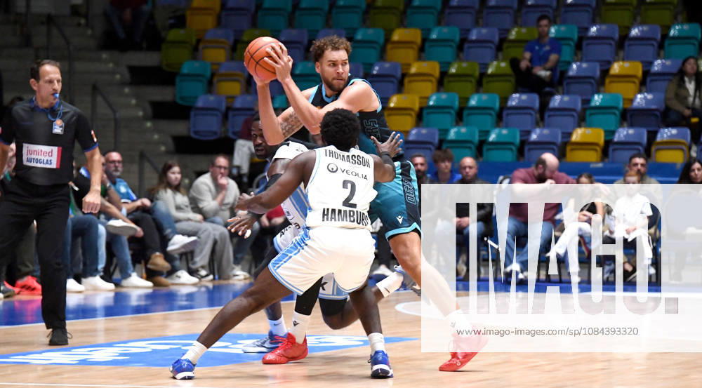 Basketball easyCredit BBL Bundesliga, Frankfurt Skyliners vs. Veolia Towers Hamburg, Race Thompson (Fraport Skyliners Frankfurt), Noah Thomasson (Veolia Towers Hamburg), Head-to-head matchup, Frankfurt am Main