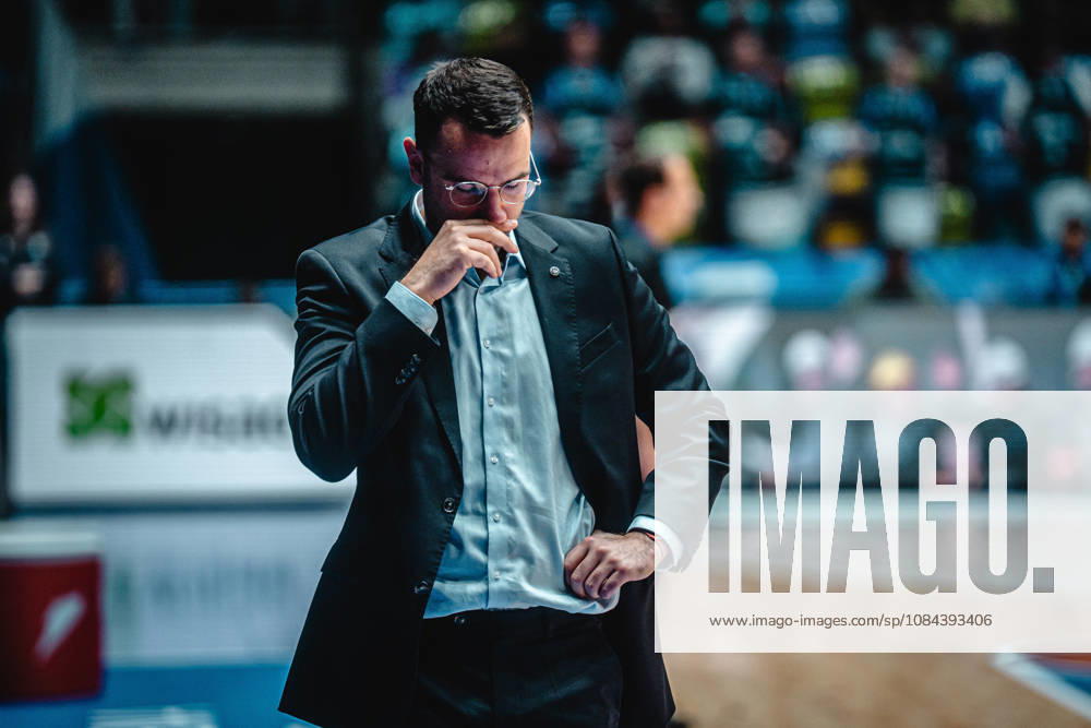 easyCredit BBL Bundesliga Basketball, Frankfurt Skyliners vs. Veolia Towers Hamburg, Benny Barloschky, Coach of Veolia Towers Hamburg, Frankfurt am Main