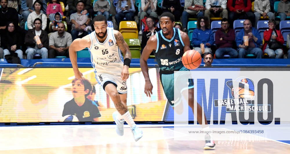 Basketball easyCredit BBL Bundesliga, Frankfurt Skyliners vs. Veolia Towers Hamburg, William Christmas (Fraport Skyliners Frankfurt), David Muenkat (Veolia Towers Hamburg), battle, duel, sprint, Frankfurt am Main