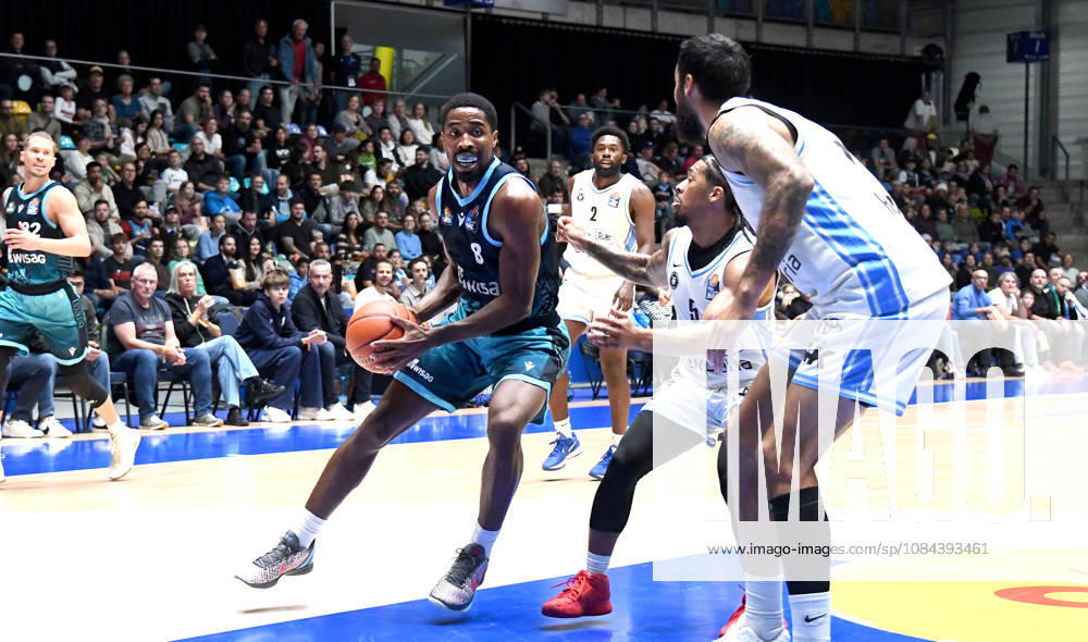 Basketball easyCredit BBL Bundesliga, Frankfurt Skyliners vs. Veolia Towers Hamburg, William Christmas (Fraport Skyliners Frankfurt), Zsombor Maronka (Veolia Towers Hamburg), head-to-head matchup, Frankfurt am Main