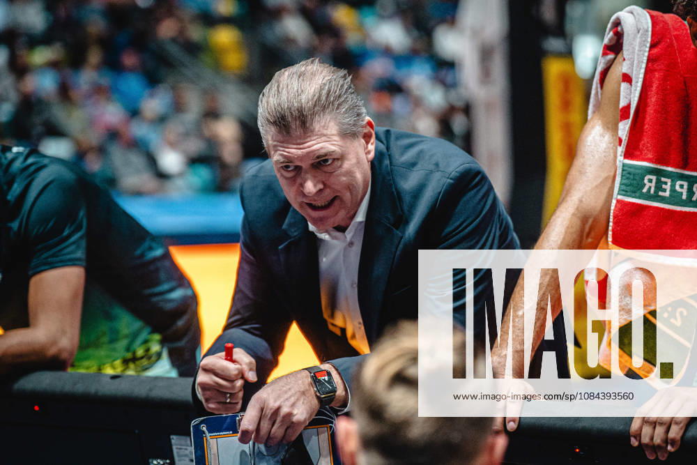 easyCredit BBL Bundesliga Basketball, Frankfurt Skyliners vs. Veolia Towers Hamburg, Klaus Perwas, Head Coach of the Frankfurt Skyliners, Frankfurt am Main