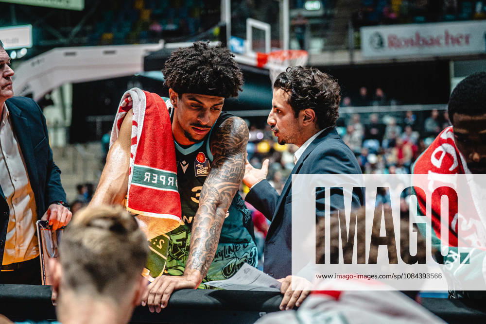 Basketball easyCredit BBL Bundesliga, Frankfurt Skyliners vs. Veolia Towers Hamburg, Roman Bedime, Skyliners Frankfurt with Sepehr Tahar, Frankfurt am Main