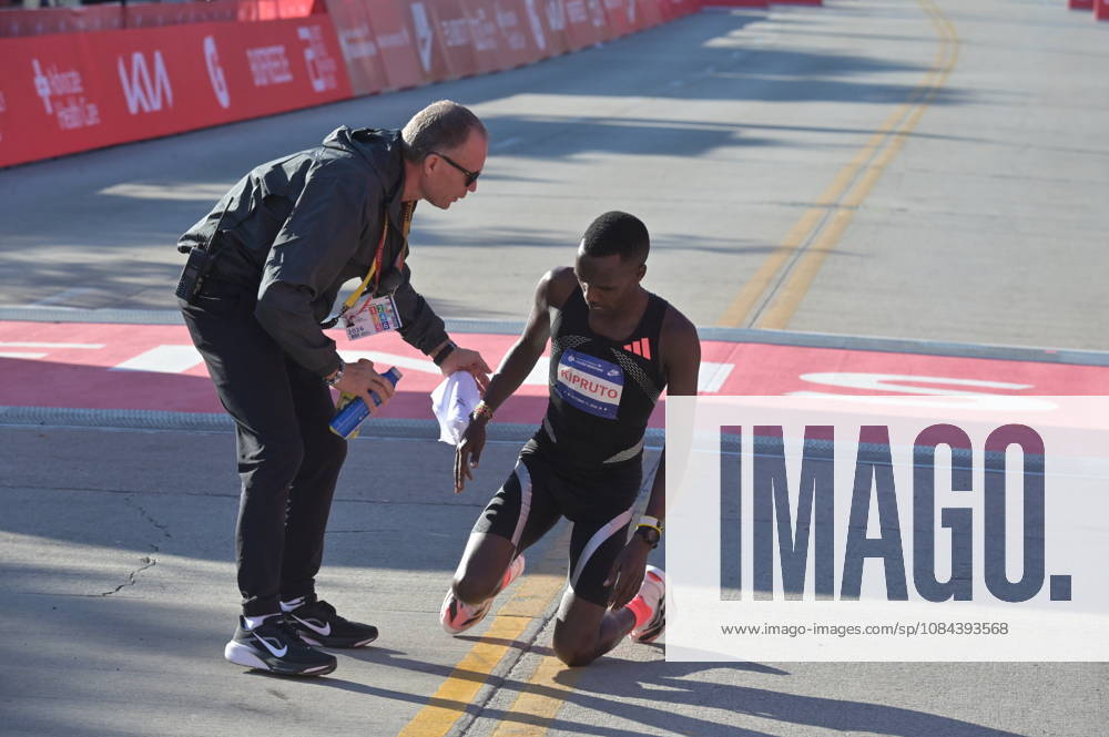 Chicago Marathon 2026 CHICAGO, ILLINOIS - OCTOBER 11: Kenyan runner Amos Kipruto crosses the finish line to win the men s professional division at the 48th Bank of America Chicago Marathon in Chicago, United States on October 11, 2026. Over 55,000 participants competed in the 26.2-mile course starting and finishing in Grant Park. Jacek Boczarski Anadolu Chicago United States. Editorial use only. Please get in touch for any other usage.